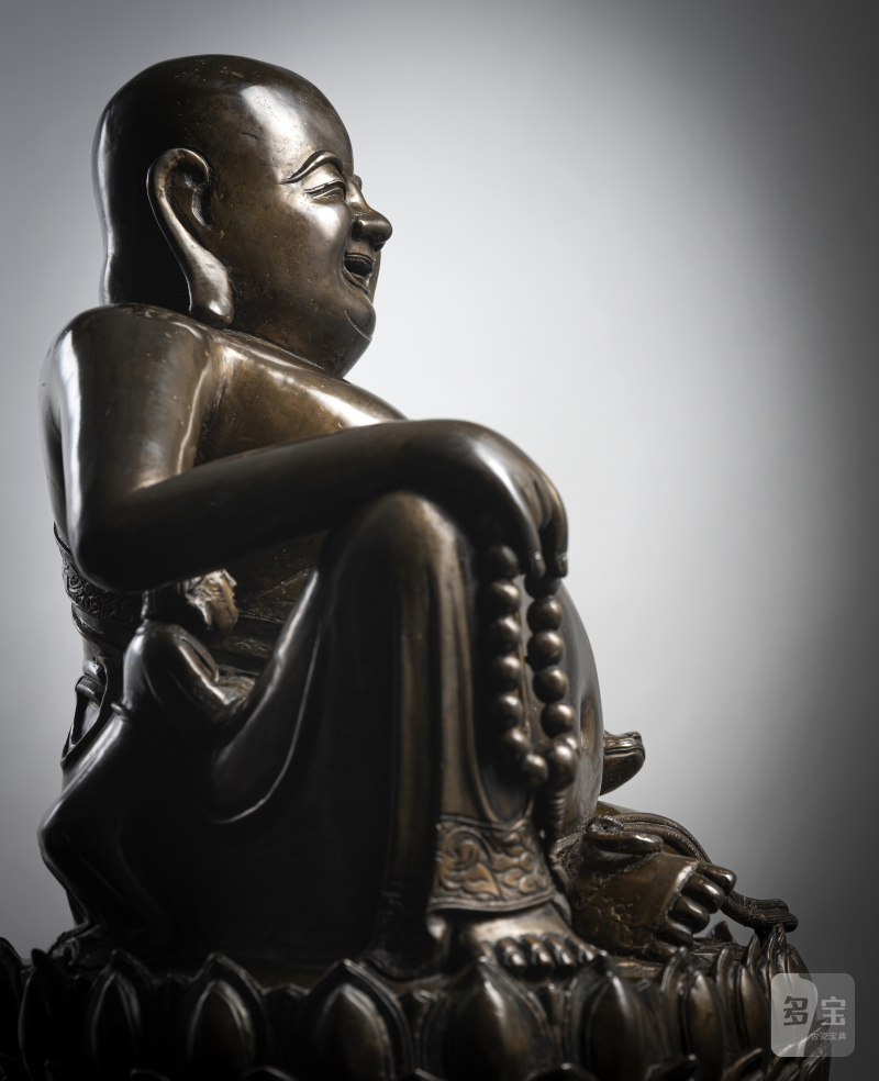 A large cast bronze figure of seated Budai with boys on a lotus pedestal - 图4